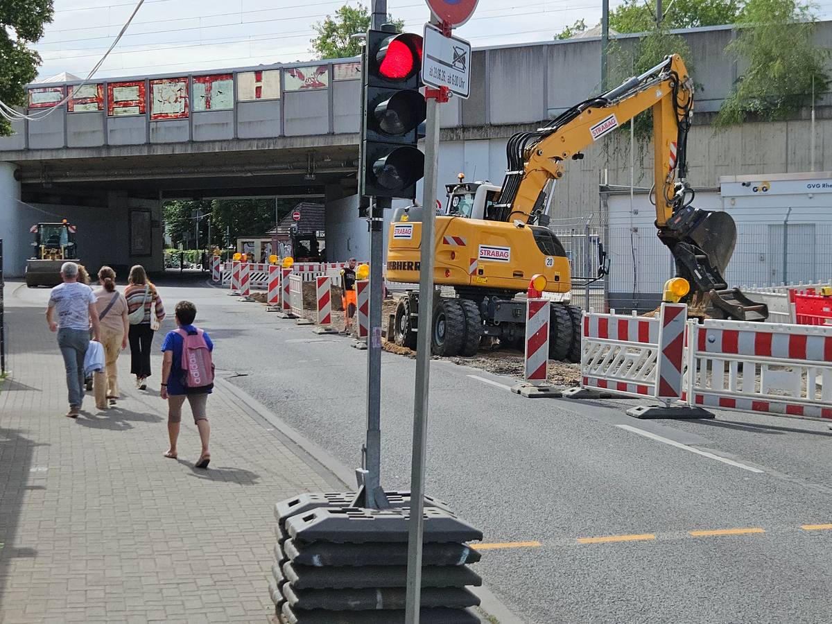 Böse Überraschung für Autofahrer und Autofahrerinnen: Auf der Brauweilerstraße am Bahnhof Lövenich gibt's eine große Baustelle.