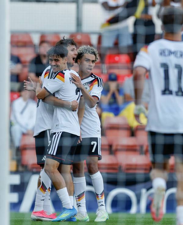 Die Spieler der deutschen U19-Nationalmannschaft jubeln gemeinsam nach einem Treffer.