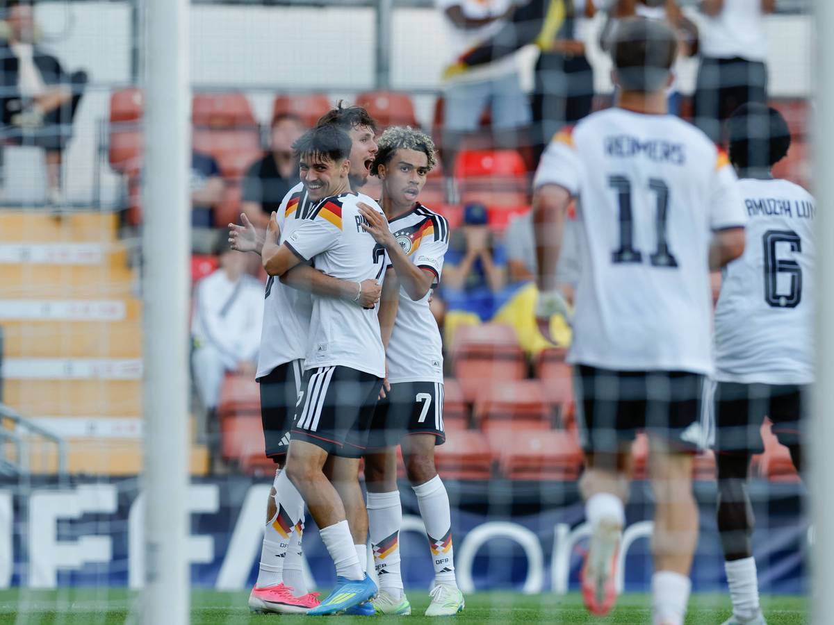Die Spieler der deutschen U19-Nationalmannschaft jubeln gemeinsam nach einem Treffer.