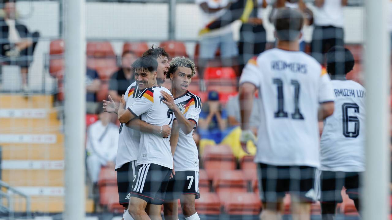 Die Spieler der deutschen U19-Nationalmannschaft jubeln gemeinsam nach einem Treffer.