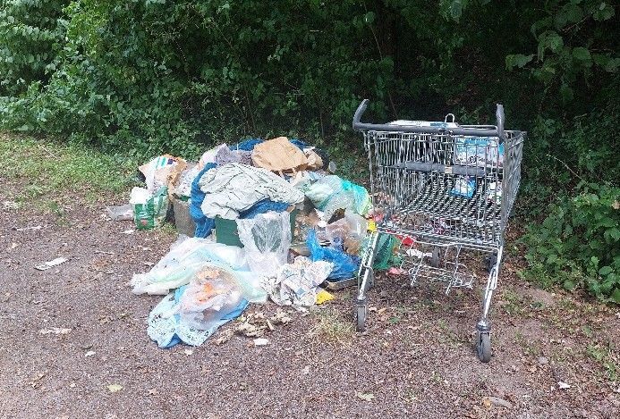 Der Höhenfelder See im Juli 2026: Kaum weggeräumt, türmt sich der Unrat erneut auf dem Rundweg.