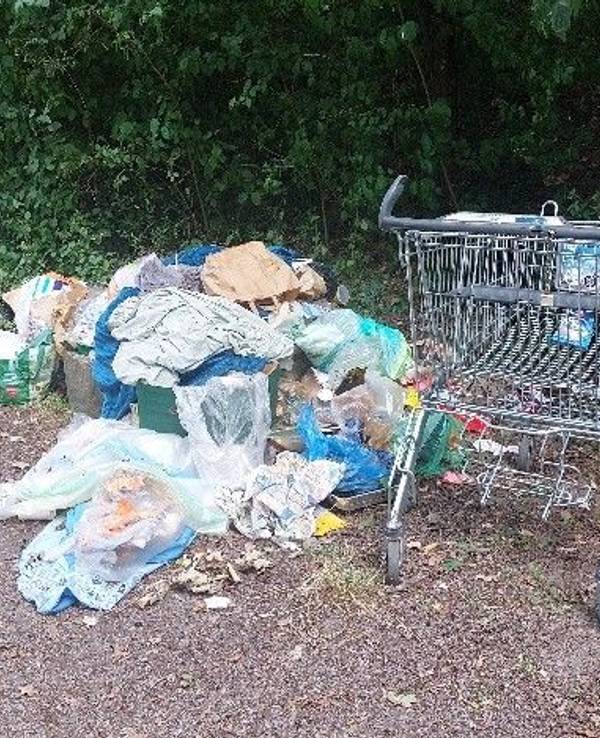 Der Höhenfelder See im Juli 2026: Kaum weggeräumt, türmt sich der Unrat erneut auf dem Rundweg.
