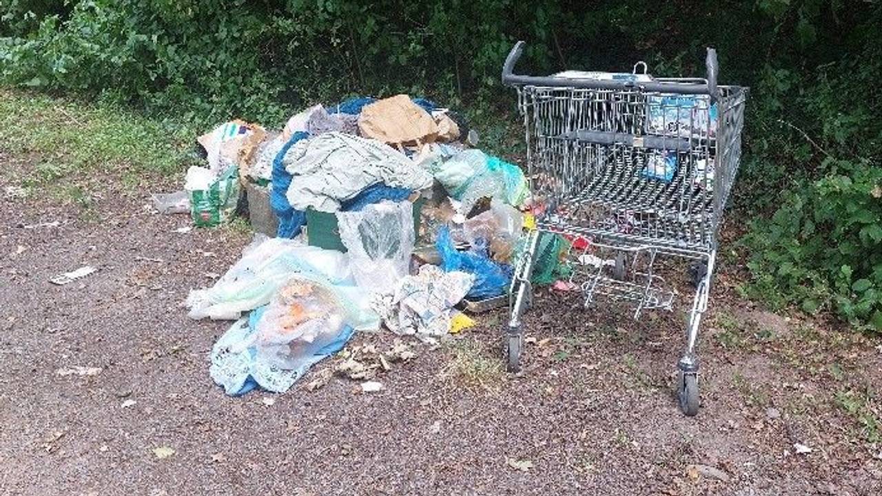 Der Höhenfelder See im Juli 2026: Kaum weggeräumt, türmt sich der Unrat erneut auf dem Rundweg.