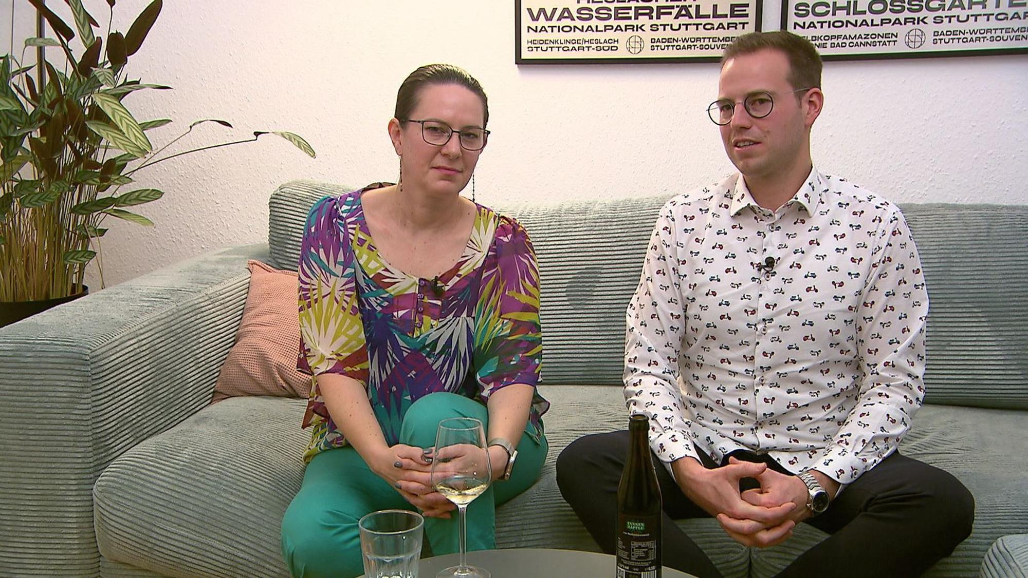 Sabrina erfüllt den Dresscode „Bunt“ perfekt, Jonas hat sich immerhin Mühe gegeben. (Bild: RTL)