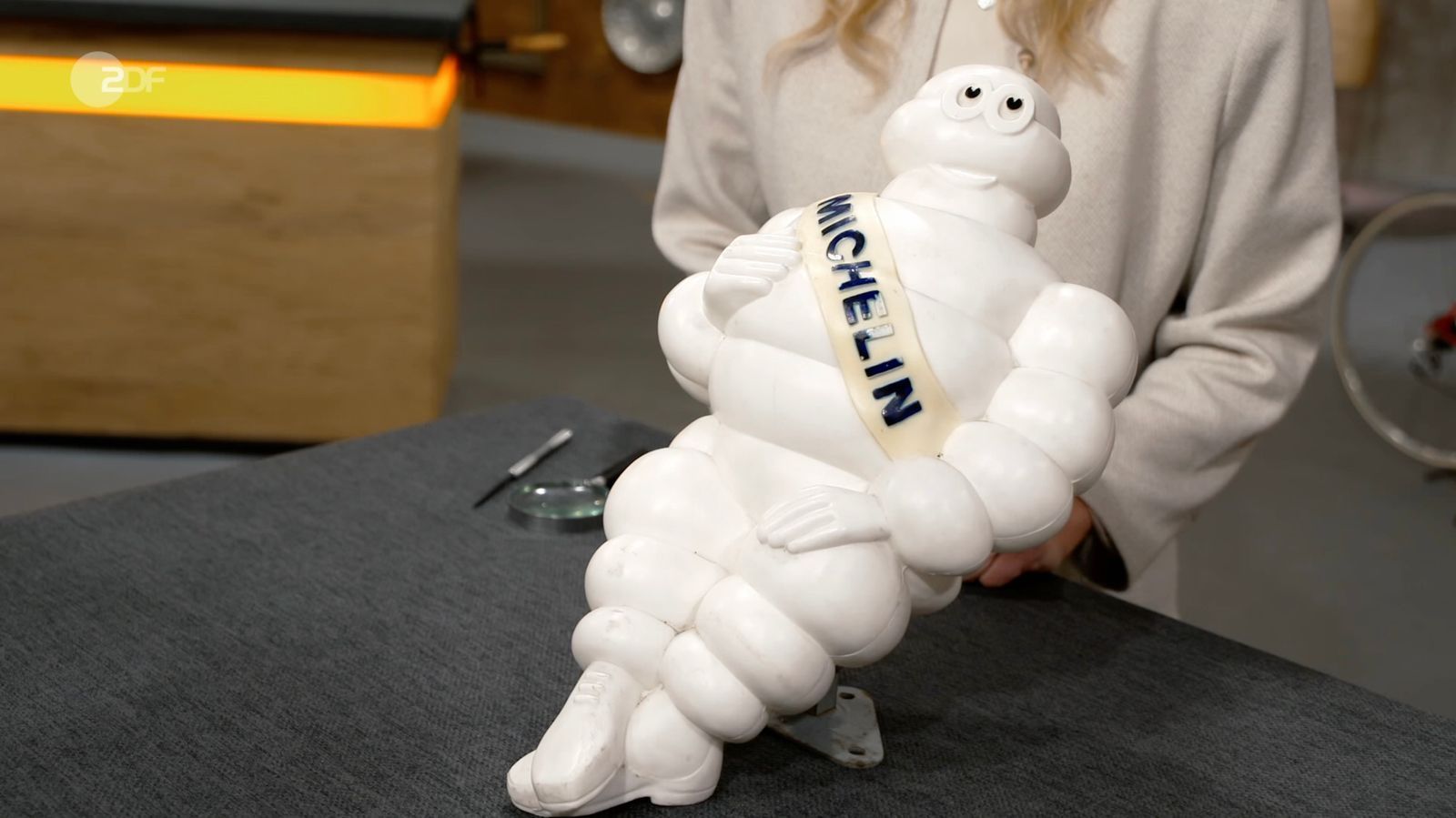 Ein Werbemännchen der französischen Marke Michelin et Cie datierte Annika Raßbach ins Jahr 1966. (Bild: ZDF)