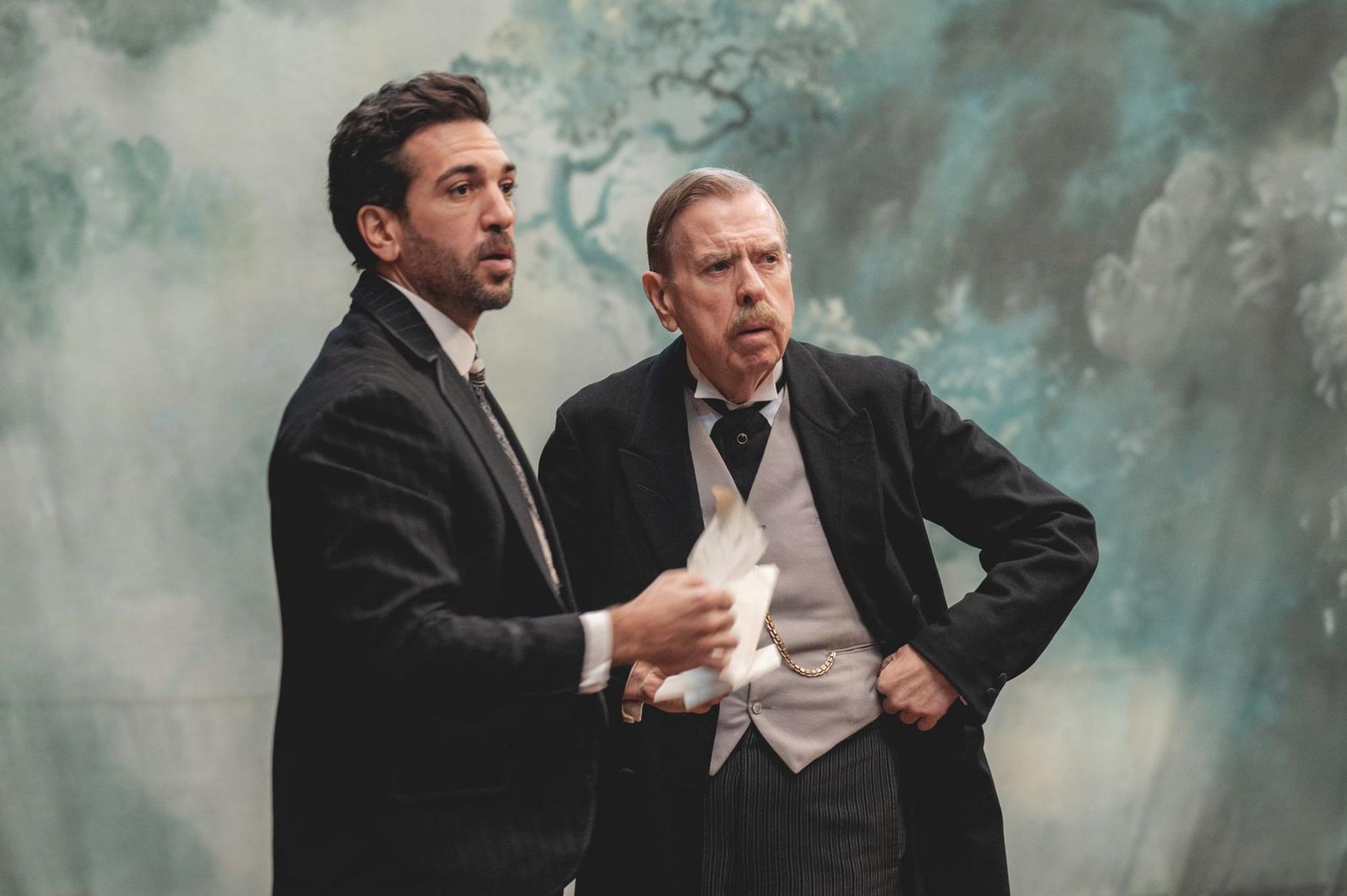 Katherine fühlt sich zum Rechtsanwalt Ralph Denham (Elyas M'Barek, links) hingezogen. Ihr Vater Mr. Hilberty (Timothy Spall) hat jedoch andere Pläne für seine Tochter. (Bild: Woolf Comedy Productions Ltd.)
