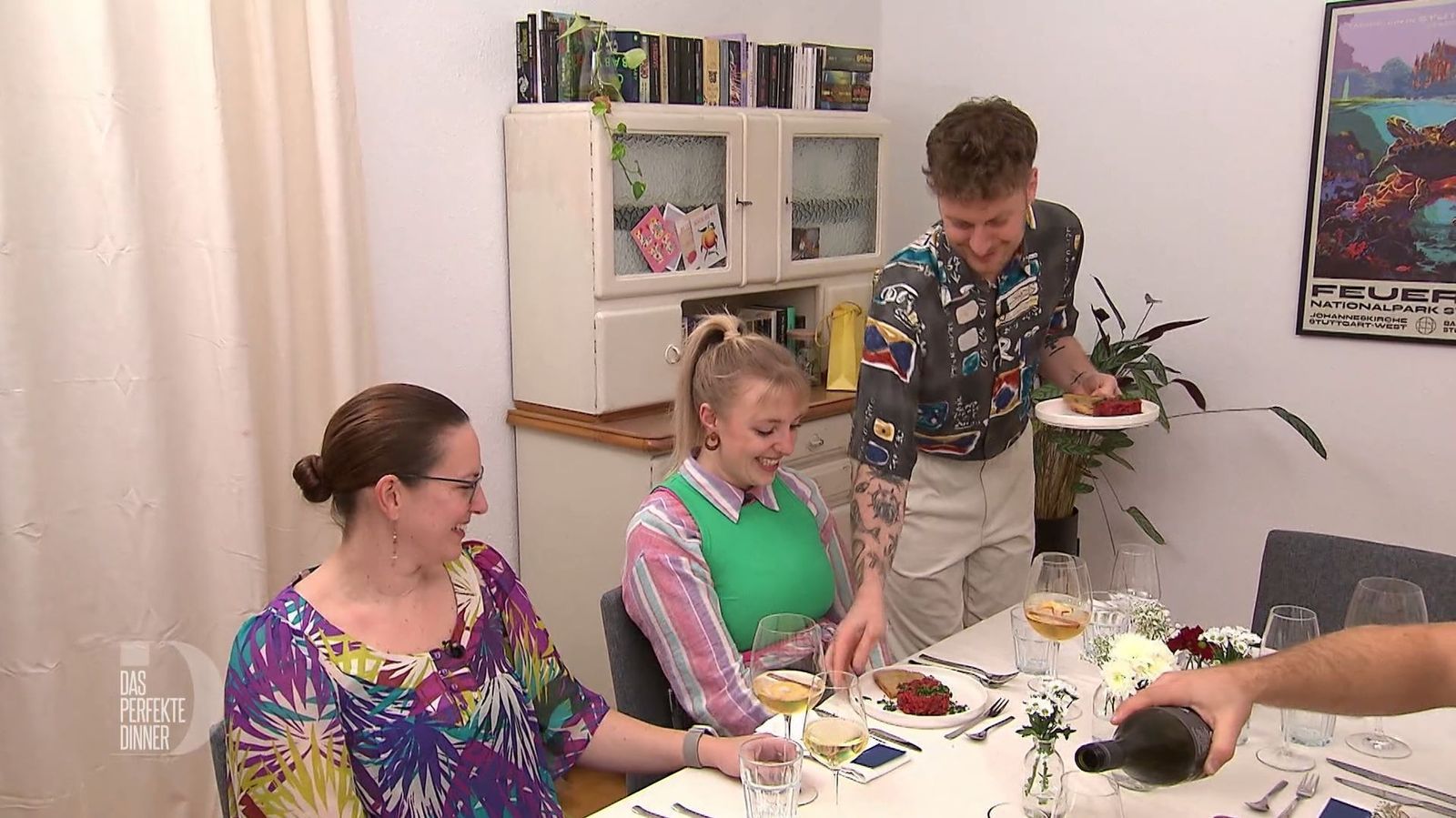 Mit einem veganen Steak-Tatar haben Sabrina (links) und Franzi bei Niclas nicht gerechnet.
 (Bild: RTL)