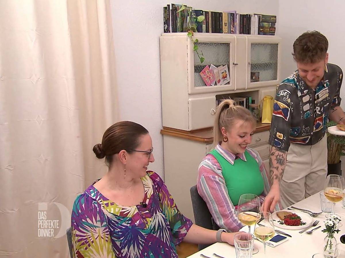 Mit einem veganen Steak-Tatar haben Sabrina (links) und Franzi bei Niclas nicht gerechnet.
(Bild: RTL)