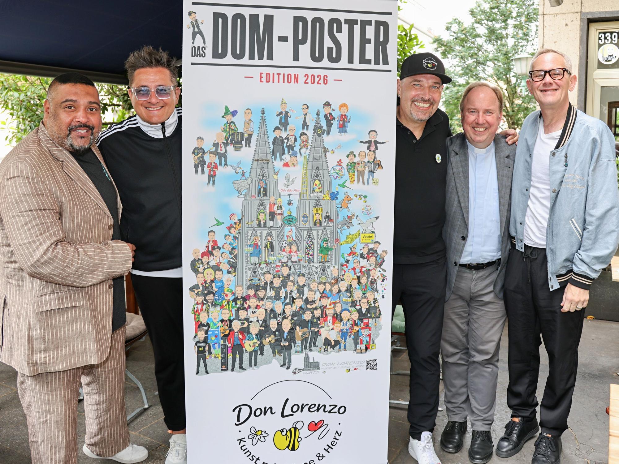 Elvis Katticaren, Micky Nauber, Don Lorenzo, Msgr. Robert Kleine und JP Weber zeigen das Poster.