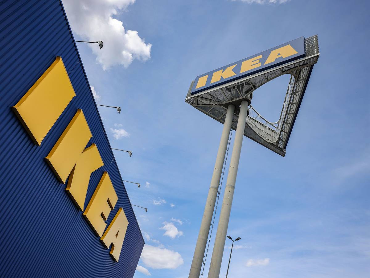 Ein Firmenlogo hängt an der Ikea-Filiale Köln Godorf.