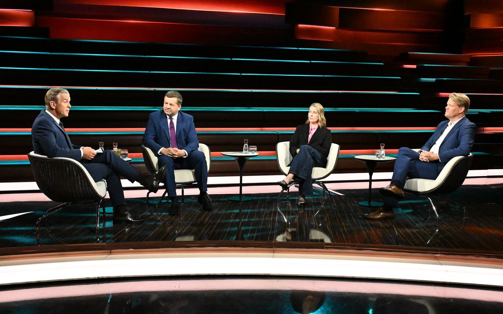 Markus Lanz (links) diskutierte am Dienstagabend mit CDU-Ministerpräsident Sven Schulze (zweiter von links), Journalistin Sabine Rennefanz (zweite von rechts) und Journalist Martin Greive. (Bild: ZDF / Cornelia Lehmann)