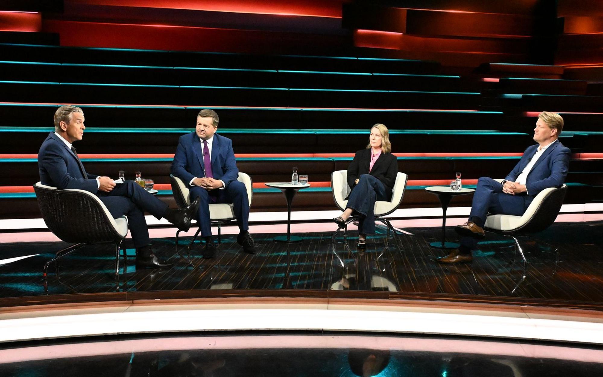Markus Lanz (links) diskutierte am Dienstagabend mit CDU-Ministerpräsident Sven Schulze (zweiter von links), Journalistin Sabine Rennefanz (zweite von rechts) und Journalist Martin Greive. (Bild: ZDF / Cornelia Lehmann)