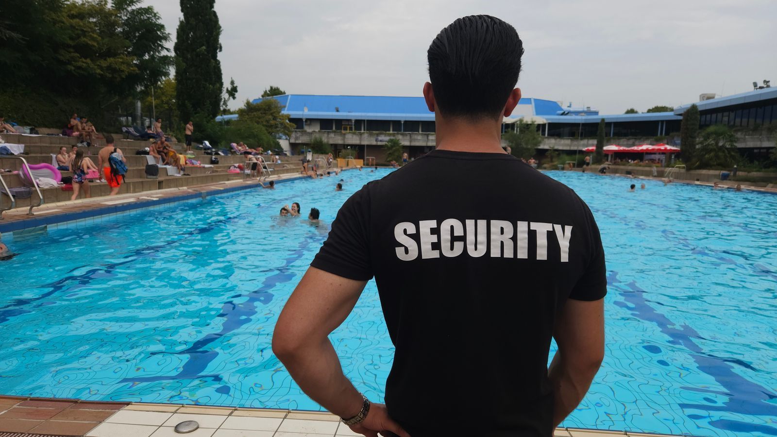 Gehören zum Bild in Freibädern wie Planschbecken und Sprungturm - Mitglieder von Security-Diensten, die für Ruhe beim Baden sorgen. (Bild: ZDF/Lennart Haneklaus)