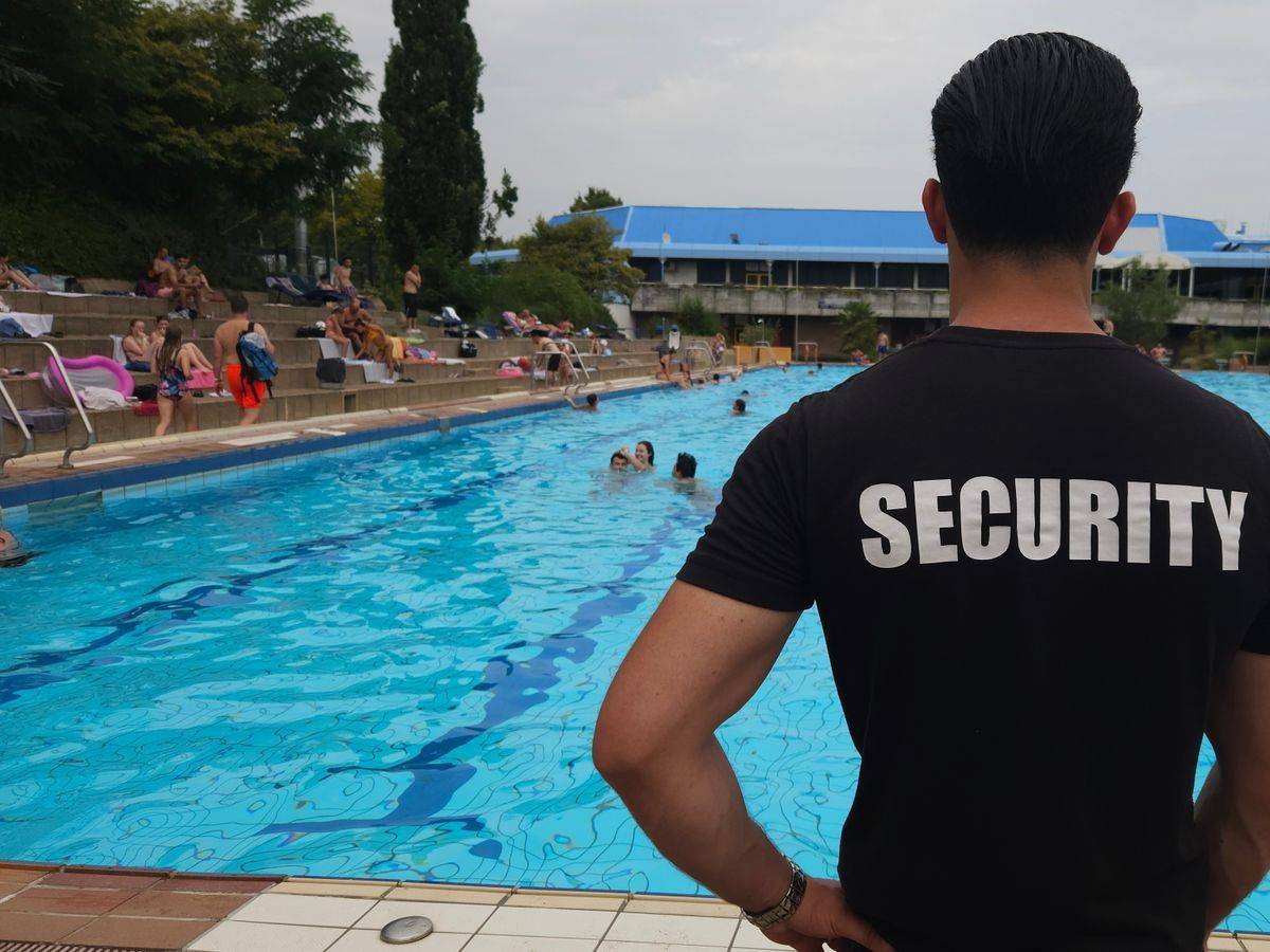Gehören zum Bild in Freibädern wie Planschbecken und Sprungturm - Mitglieder von Security-Diensten, die für Ruhe beim Baden sorgen. (Bild: ZDF/Lennart Haneklaus)
