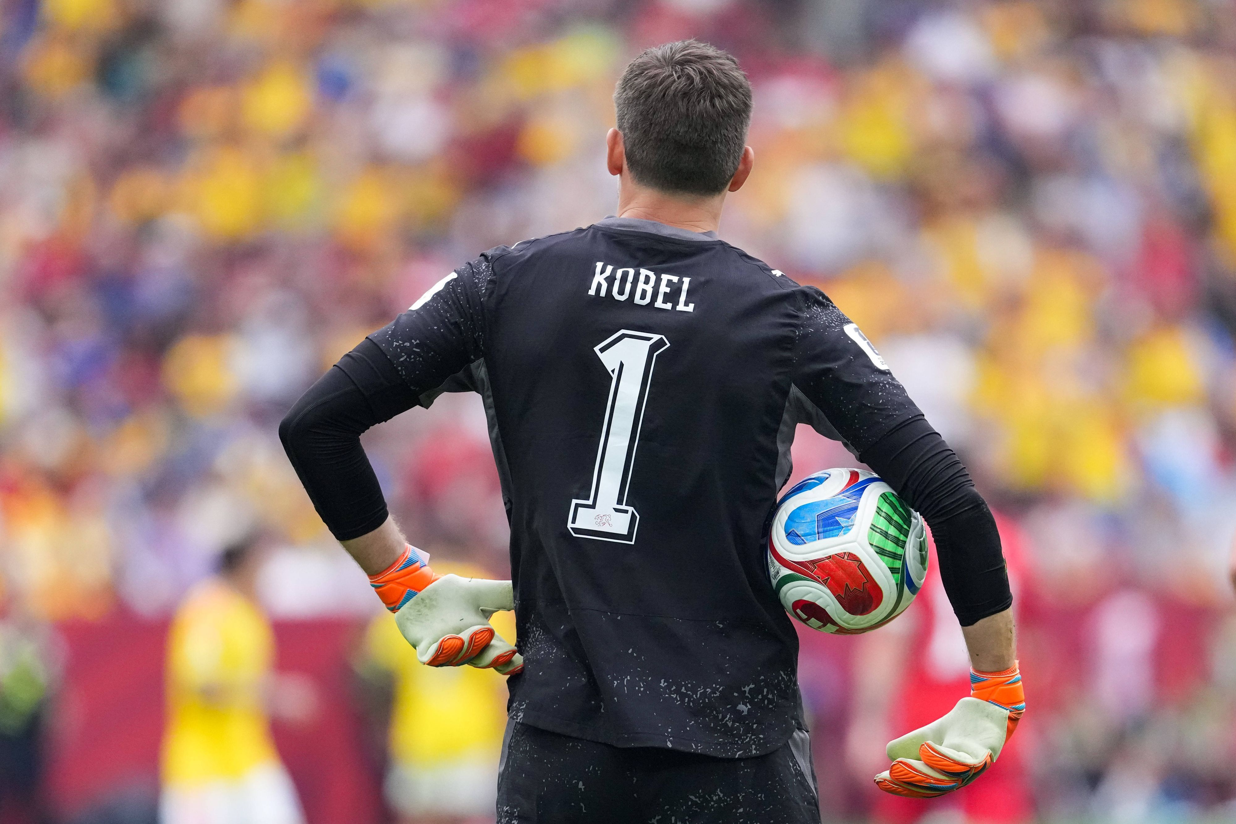 Gregor Kobel hält den WM-Ball fest. Die Schweiz machte gegen Kolumbien den Abschluss des Achtelfinals. Nun ruht der Ball für einen Tag, bevor es mit der nächsten Runde weiter geht.