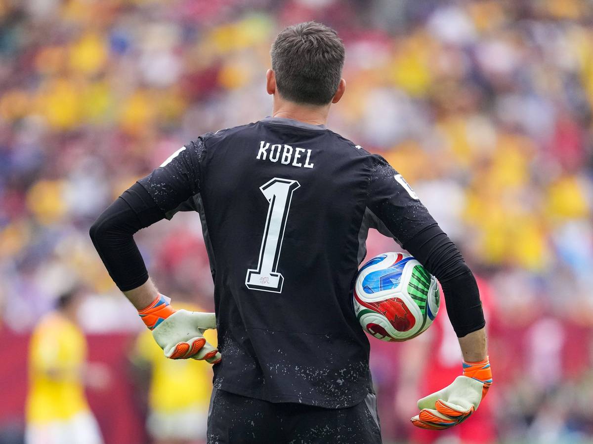 Gregor Kobel hält den WM-Ball fest. Die Schweiz machte gegen Kolumbien den Abschluss des Achtelfinals. Nun ruht der Ball für einen Tag, bevor es mit der nächsten Runde weiter geht.