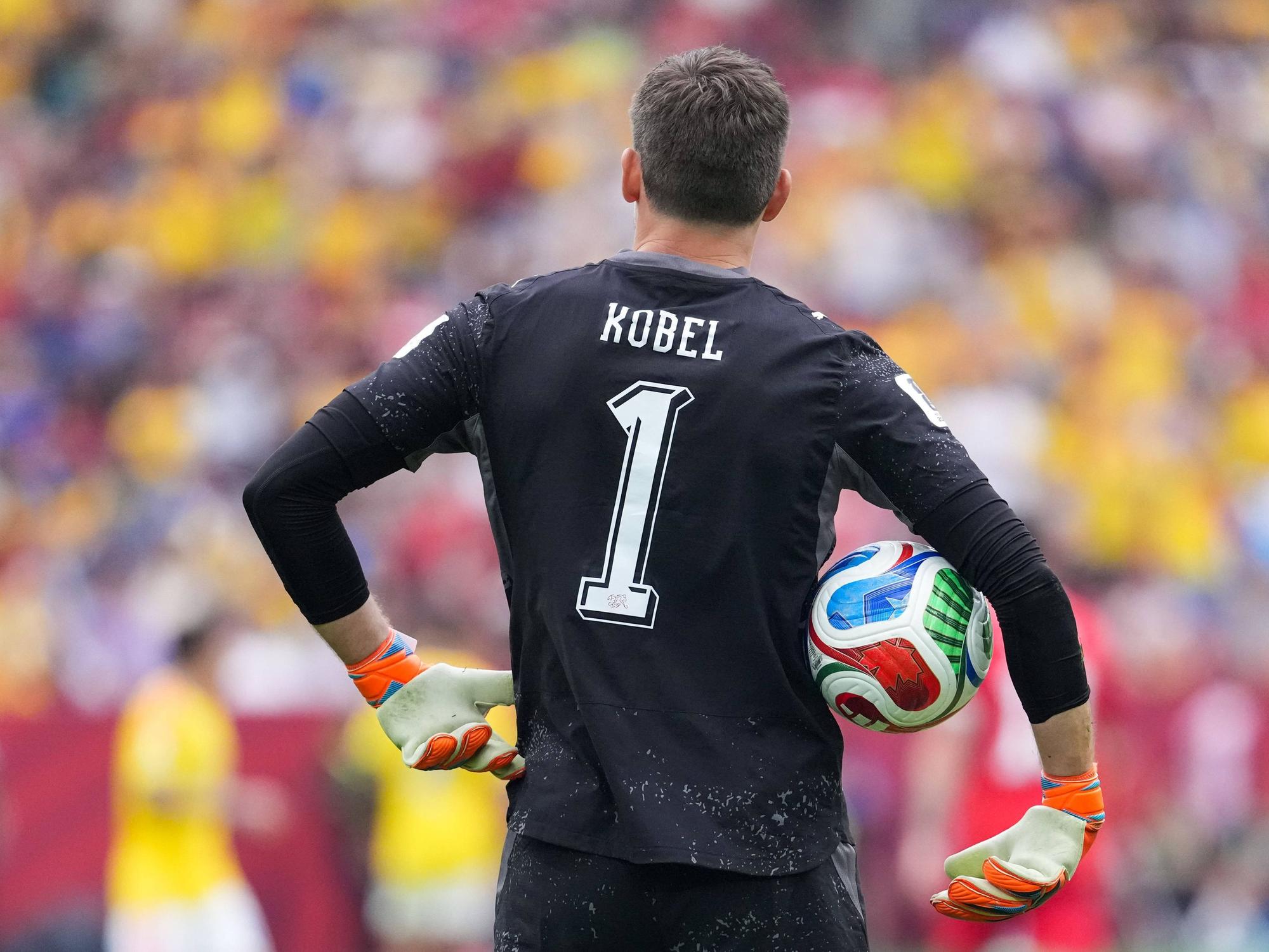 Gregor Kobel hält den WM-Ball fest. Die Schweiz machte gegen Kolumbien den Abschluss des Achtelfinals. Nun ruht der Ball für einen Tag, bevor es mit der nächsten Runde weiter geht.