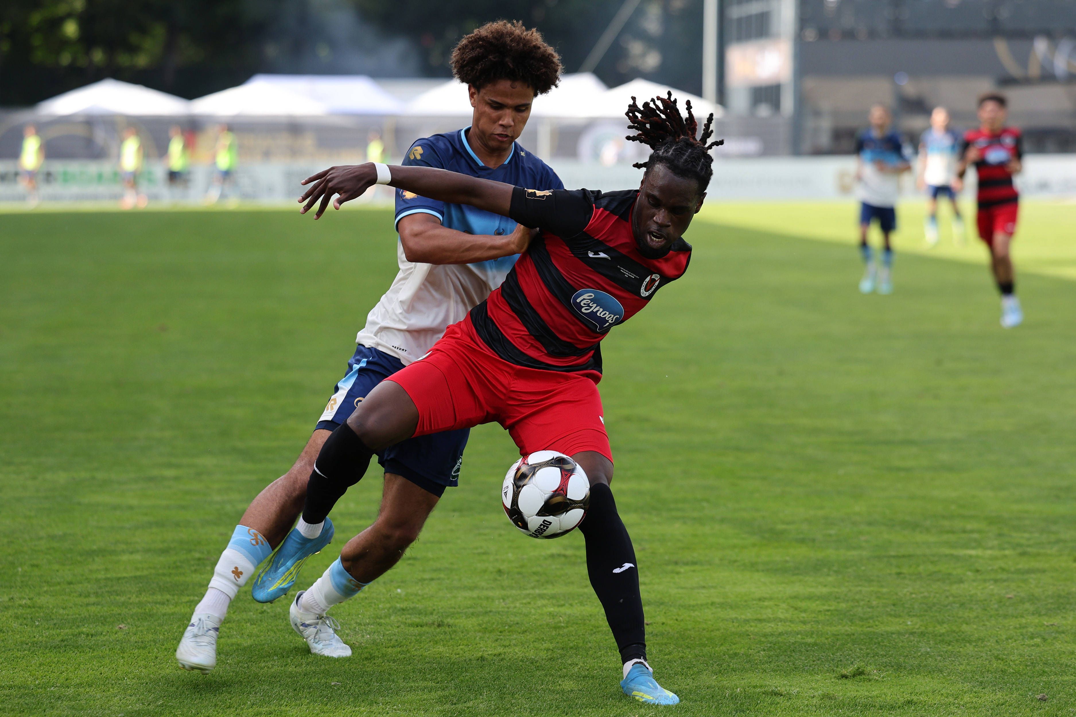 Yannick Tonye und Neo Telle (l.) im Zweikampf um den Ball.