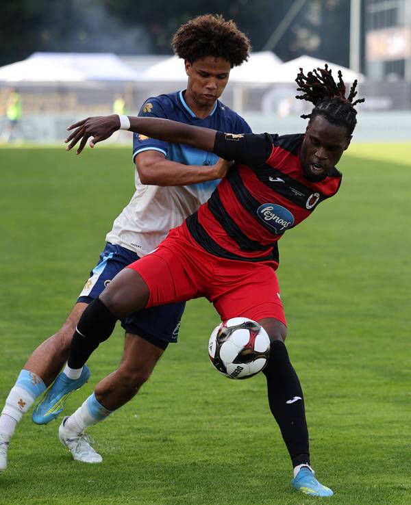 Yannick Tonye und Neo Telle (l.) im Zweikampf um den Ball.