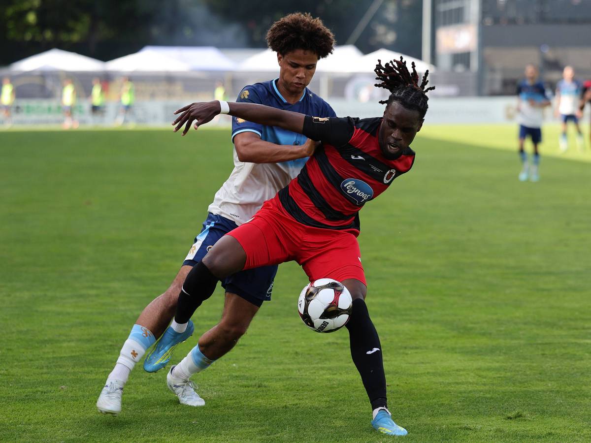 Yannick Tonye und Neo Telle (l.) im Zweikampf um den Ball.