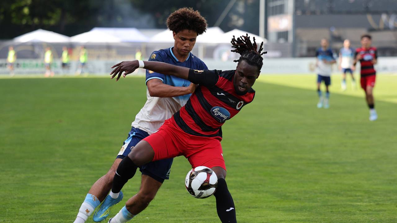 Yannick Tonye und Neo Telle (l.) im Zweikampf um den Ball.