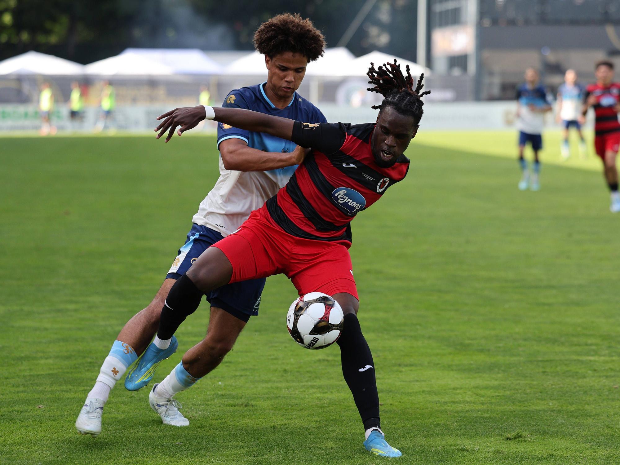 Yannick Tonye und Neo Telle (l.) im Zweikampf um den Ball.