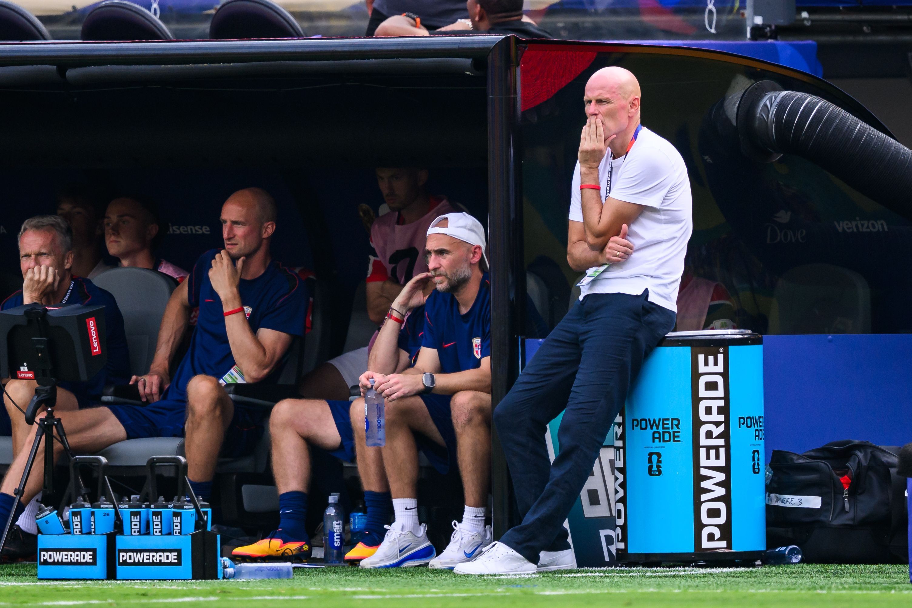 Trainer Stale Solbakken (r.) schaut nachdenklich das Spiel.