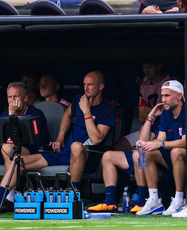 Trainer Stale Solbakken (r.) schaut nachdenklich das Spiel.