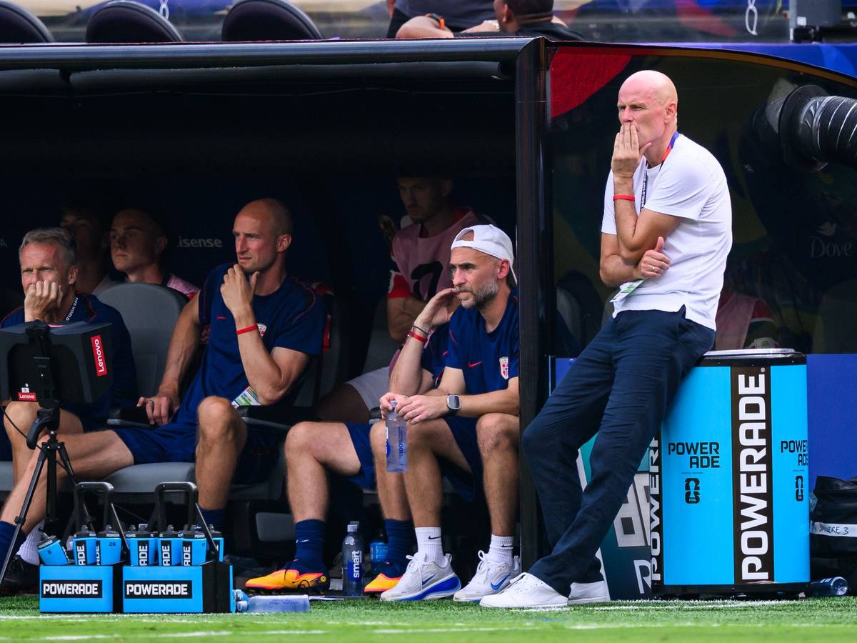 Trainer Stale Solbakken (r.) schaut nachdenklich das Spiel.