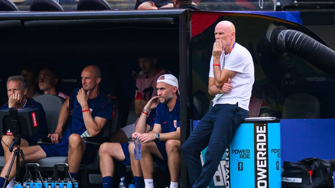 Trainer Stale Solbakken (r.) schaut nachdenklich das Spiel.