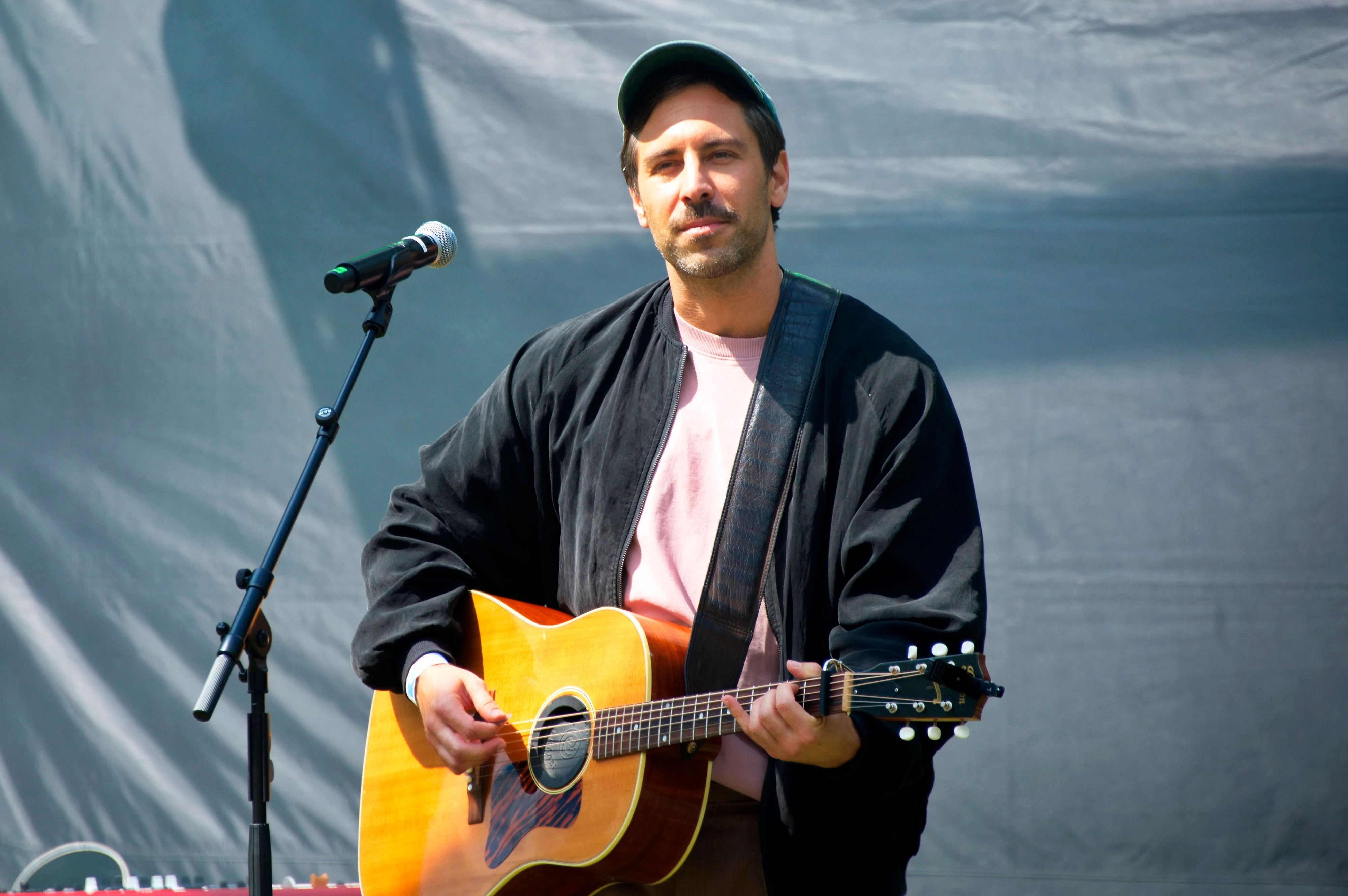 Max Giesinger live bei einem Konzert in Berlin.