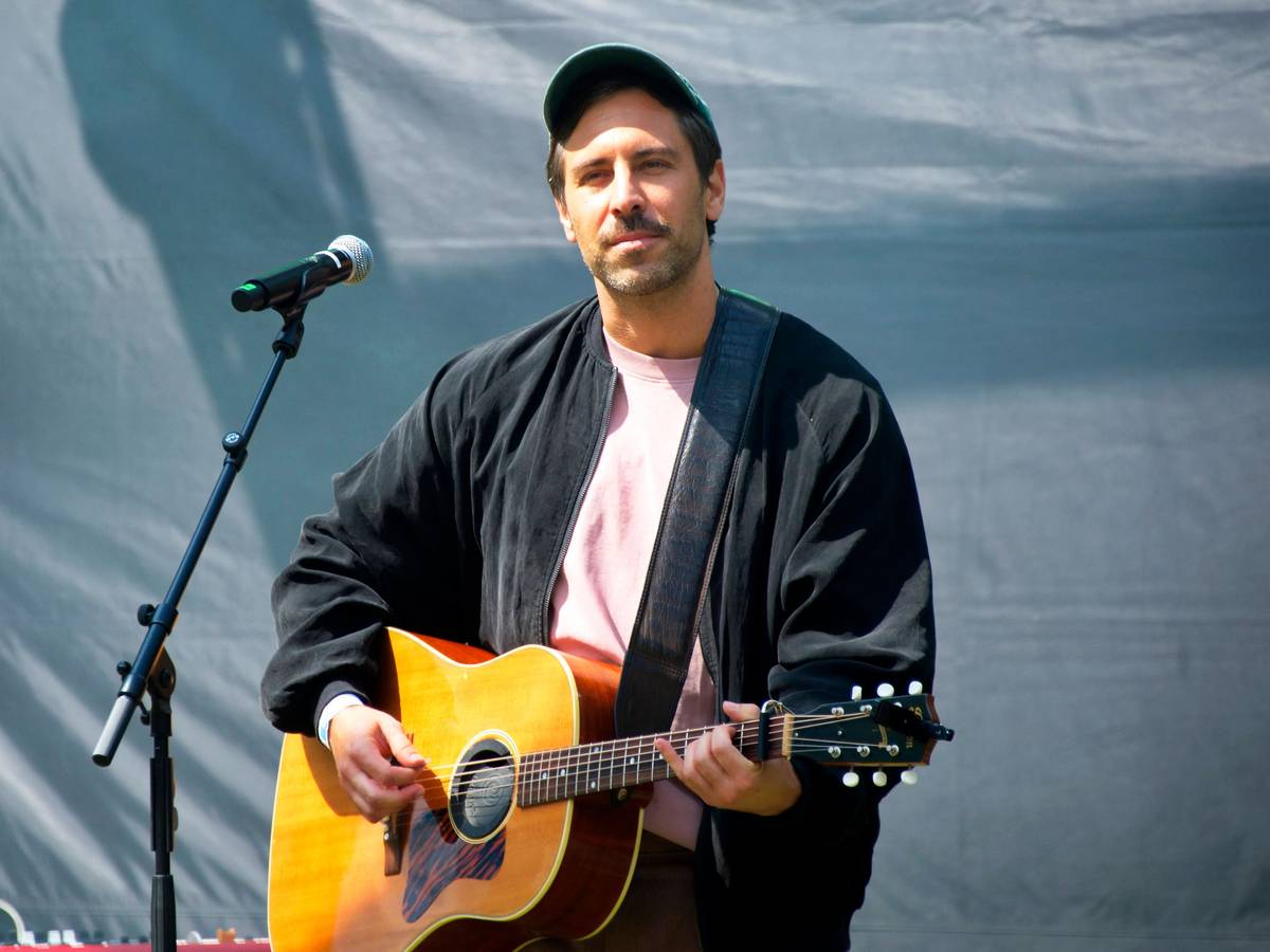 Max Giesinger live bei einem Konzert in Berlin.