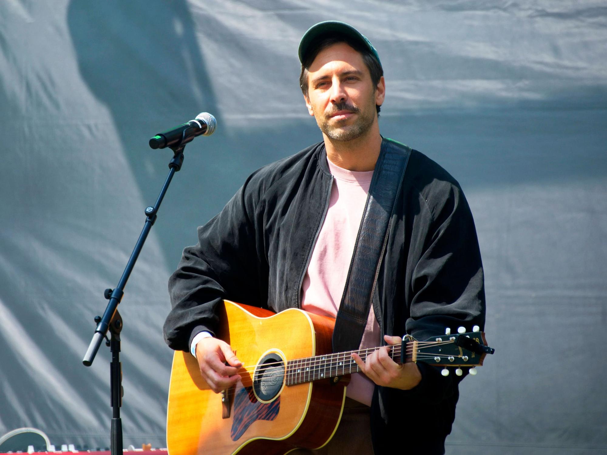 Max Giesinger live bei einem Konzert in Berlin.