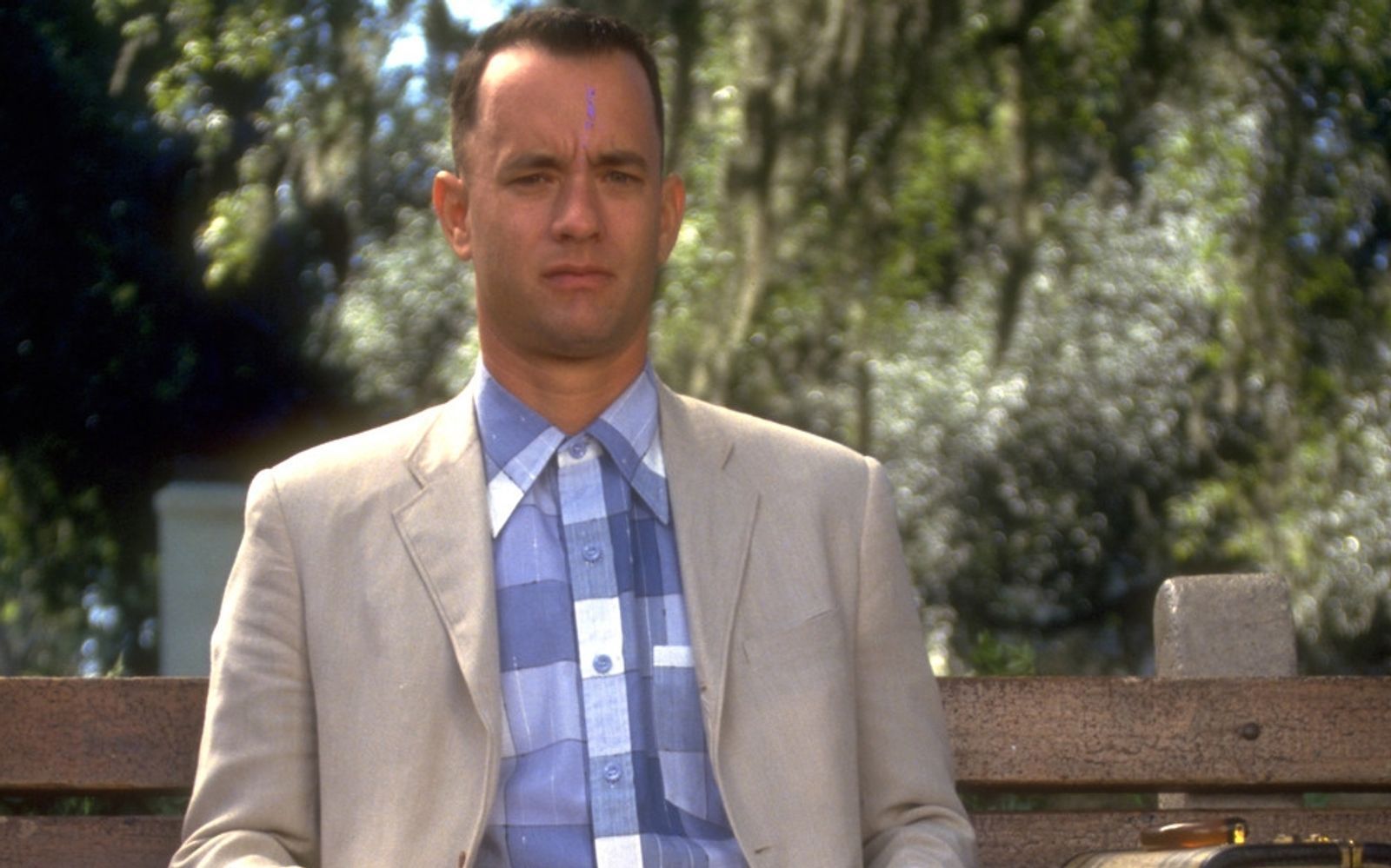 Am 9 Jui wird er 70: Tom Hanks bekam 1993 für seine Rolle als Aids-kranker Anwalt den Oscar als bester Hauptdarsteller. Im Jahr darauf durfte er als „Forrest Gump“ (Bild) erneut den Preis mit nach Hause nehmen.  (Bild: Paramount Pictures)