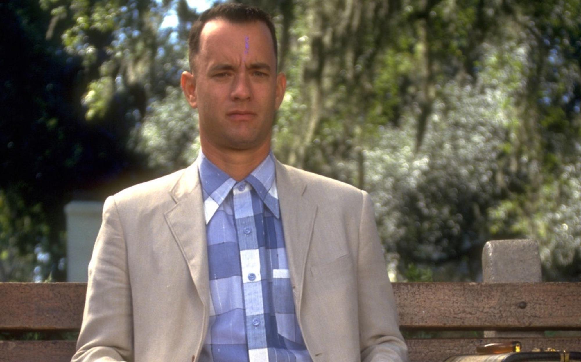 Am 9 Jui wird er 70: Tom Hanks bekam 1993 für seine Rolle als Aids-kranker Anwalt den Oscar als bester Hauptdarsteller. Im Jahr darauf durfte er als „Forrest Gump“ (Bild) erneut den Preis mit nach Hause nehmen. (Bild: Paramount Pictures)