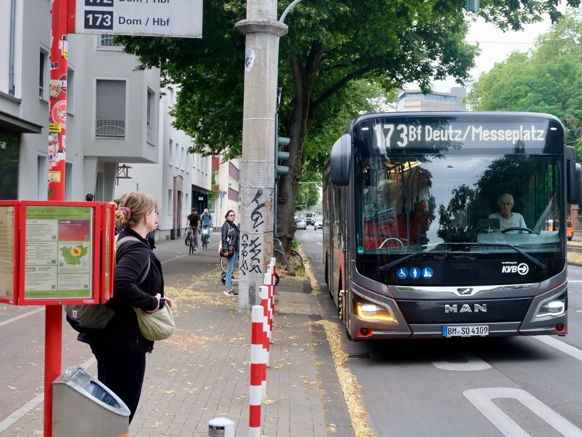 Die Expressbuslinie 173 auf der Aachener Straße an der Haltestelle „Maarweg“.