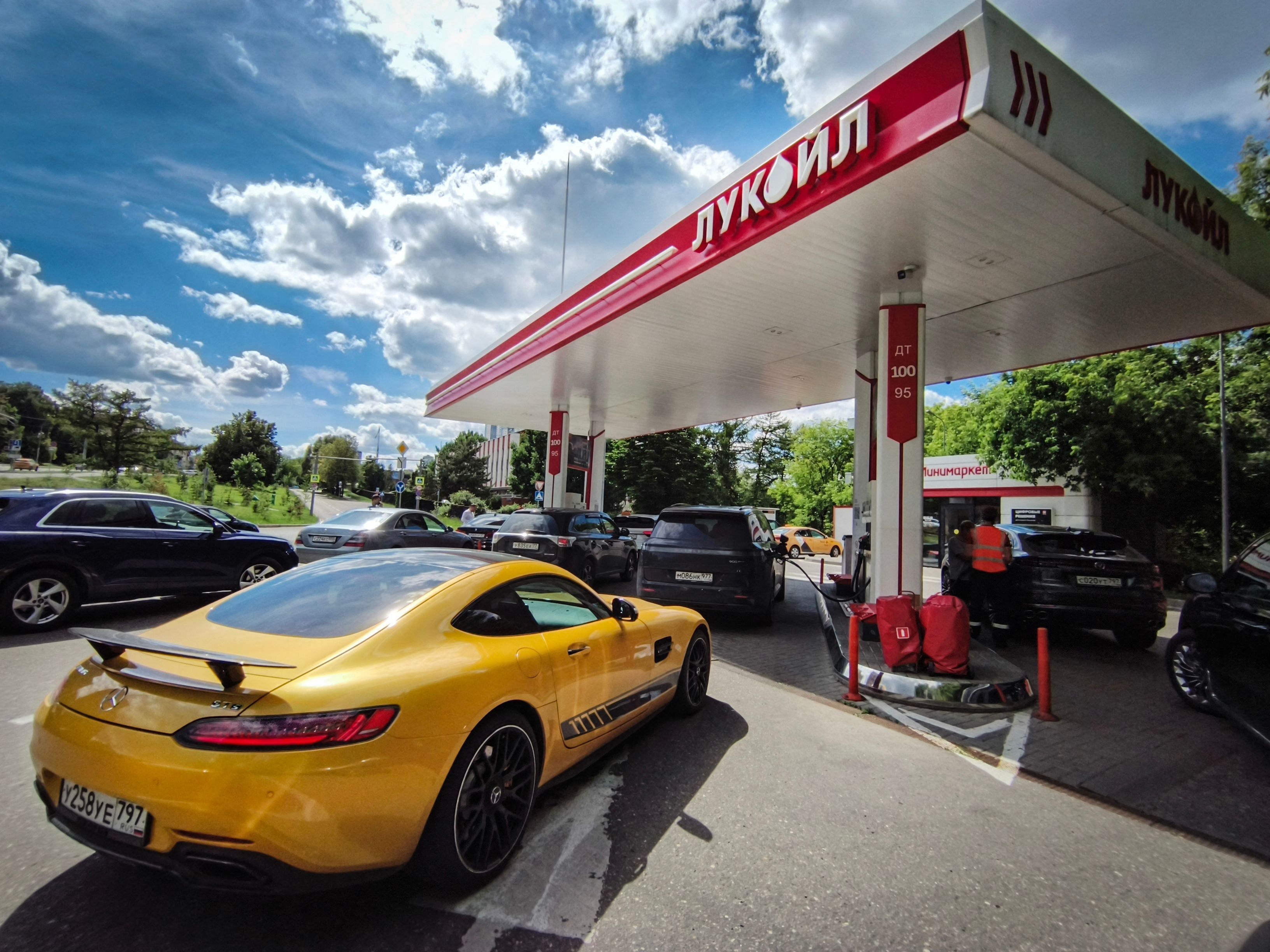Menschen warten im Juni an einer Tankstelle in Moskau: Die strengsten Beschränkungen wurden auf der Krim verhängt: Die Behörden gaben bekannt, dass der freie Verkauf von Kraftstoff in der Region aufgrund von Drohnenangriffen und logistischen Schwierigkeiten ausgesetzt werde.