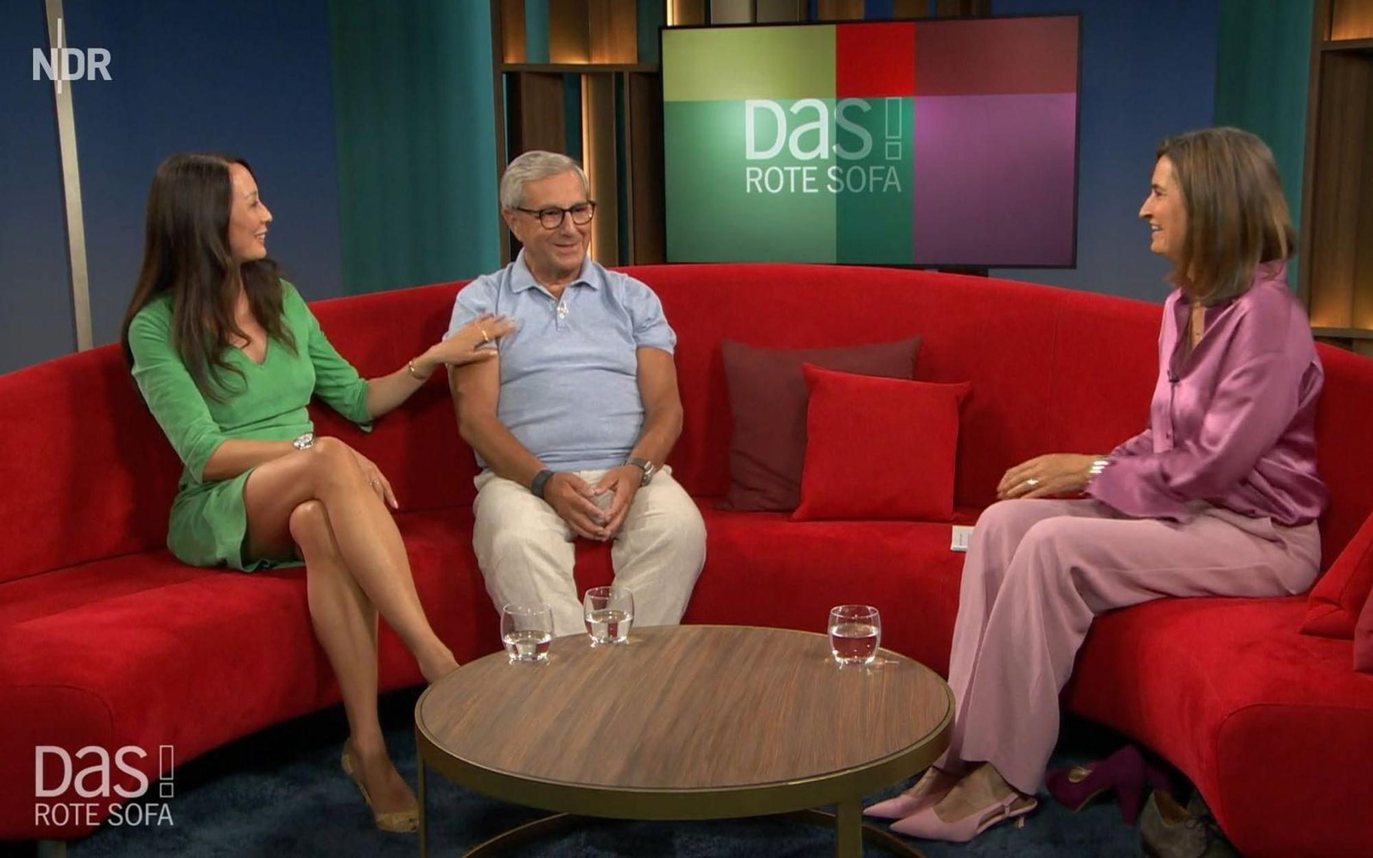Jan Hofer und Phong Lan waren bei „DAS! Rote Sofa“ zu Gast. (Bild: NDR)