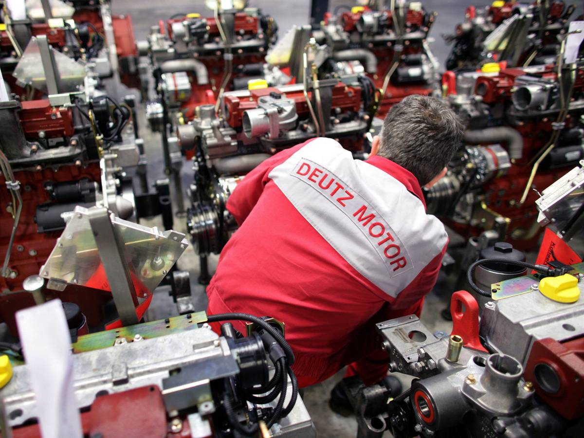 Ein Mitarbeiter der Deutz AG schraubt in Köln an einem Motor.