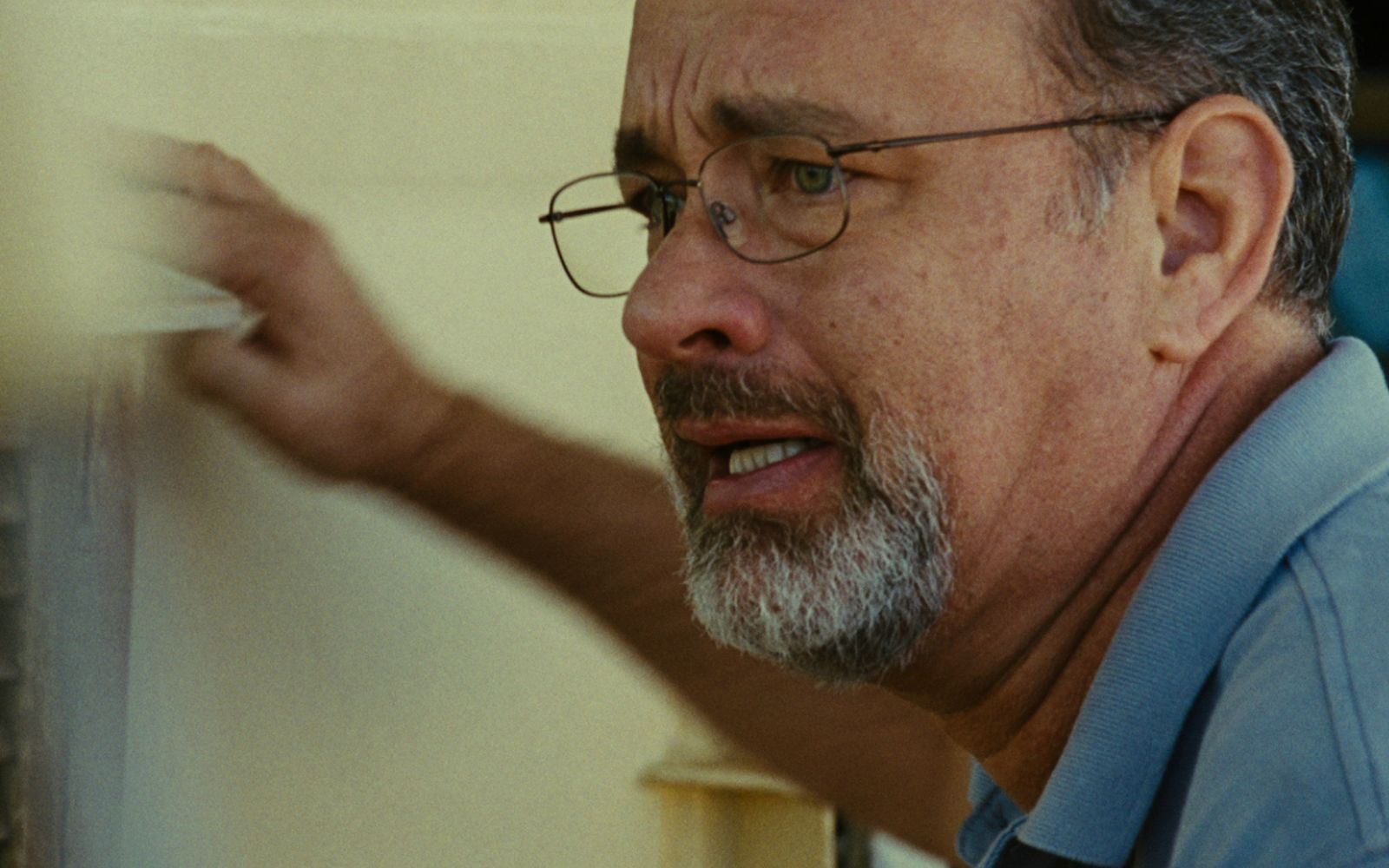 Einmal mehr gibt Tom Hanks für eine Rolle alles: Als Kapitän eines Frachtschiffes wird er in „Captain Phillips“ (2013) von somalischen Piraten als Geisel genommen. Heldenhaft und hochdramatisch setzt er sich zur Wehr. (Bild: 2013 Sony Pictures Releasing GmbH)