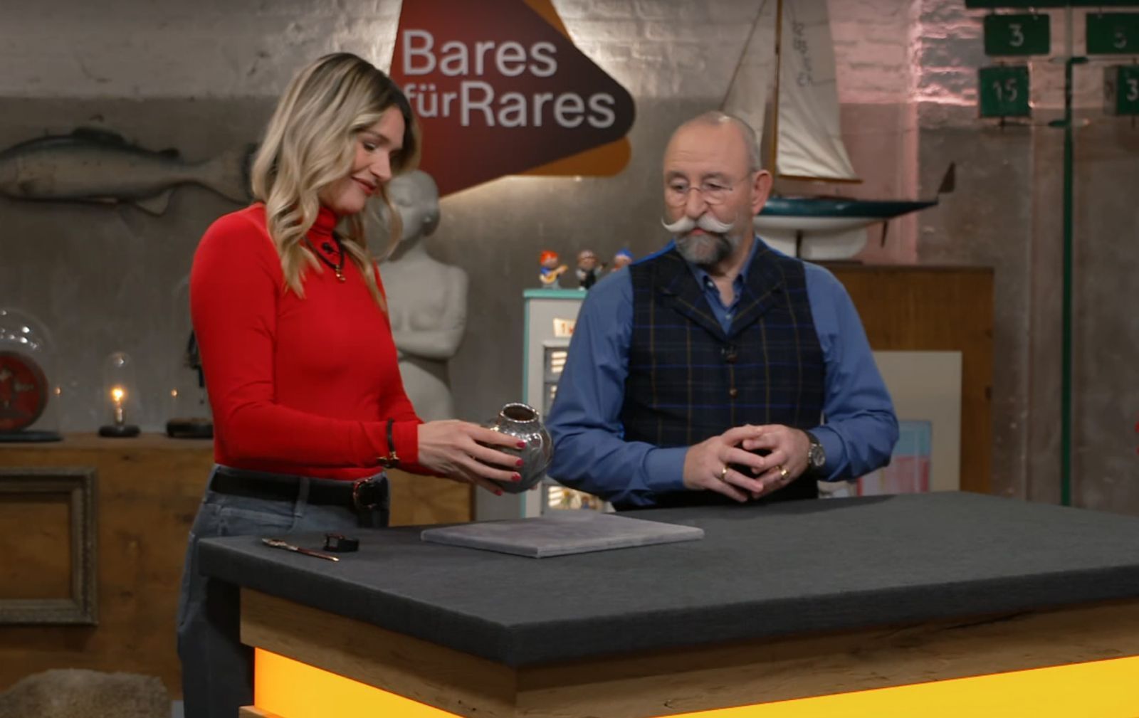 Horst Lichter und Expertin Bianca Berding waren von einer Jugendstil-Glas-Vase sofort begeistert. Die Händler später auch. (Bild: ZDF)