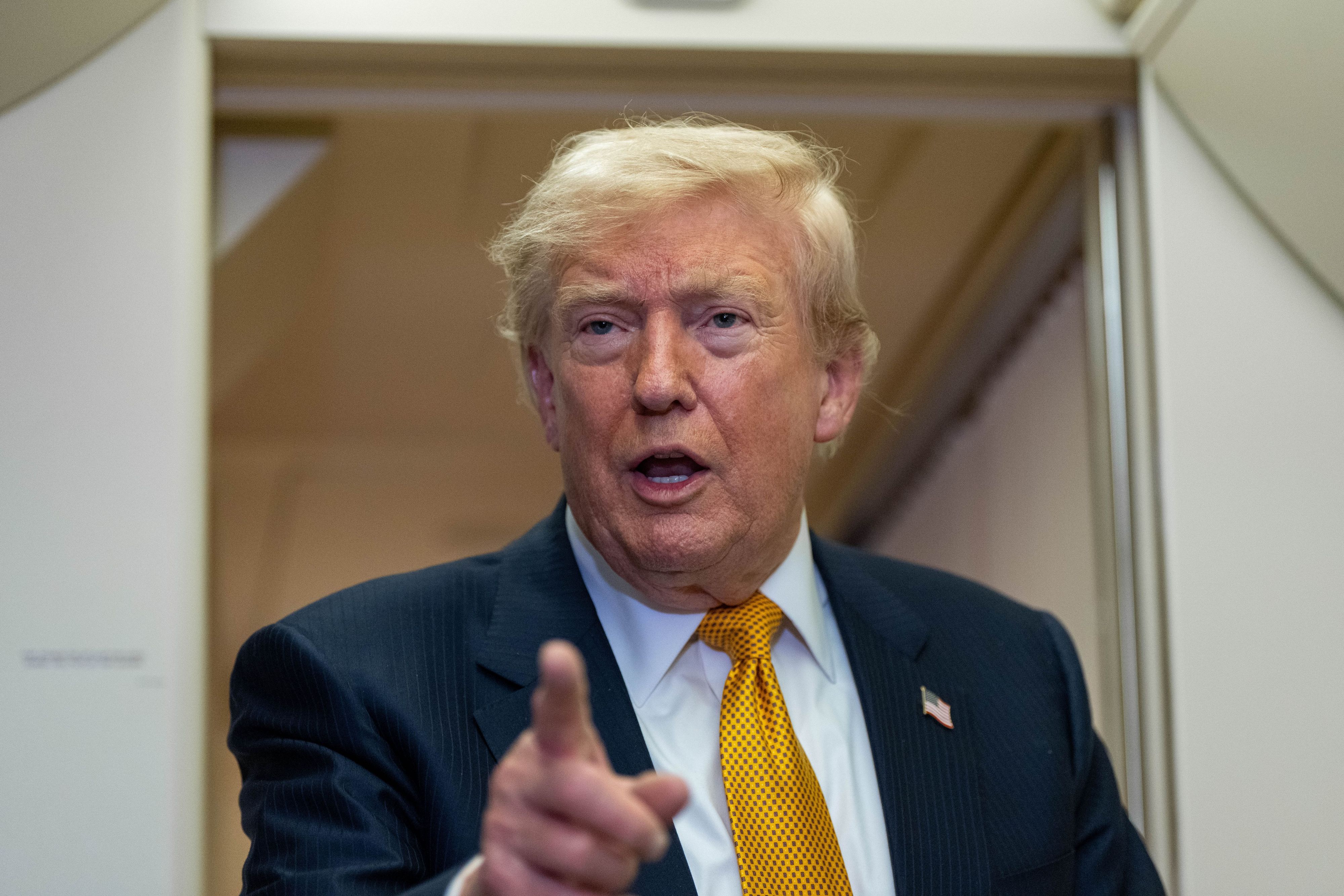 Präsident Donald Trump spricht nach der Landung am 9. Juli 2026 auf dem Stützpunkt der US-Luftwaffe bei der RAF Mildenhall an Bord der Air Force One mit Reportern.
