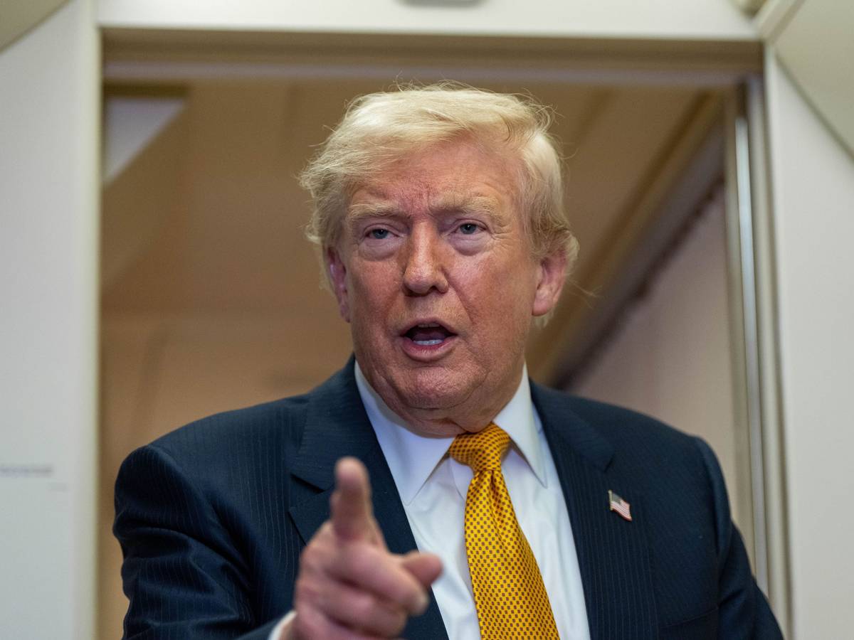 Präsident Donald Trump spricht nach der Landung am 9. Juli 2026 auf dem Stützpunkt der US-Luftwaffe bei der RAF Mildenhall an Bord der Air Force One mit Reportern.