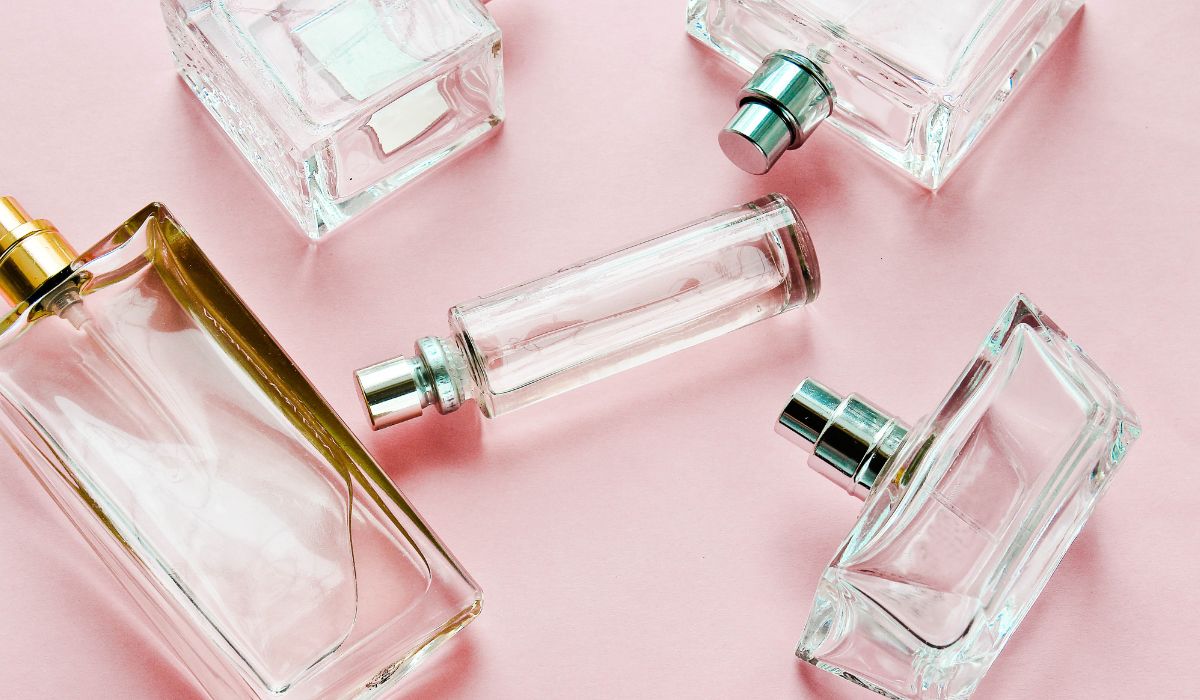 5 Parfum-Flakons.