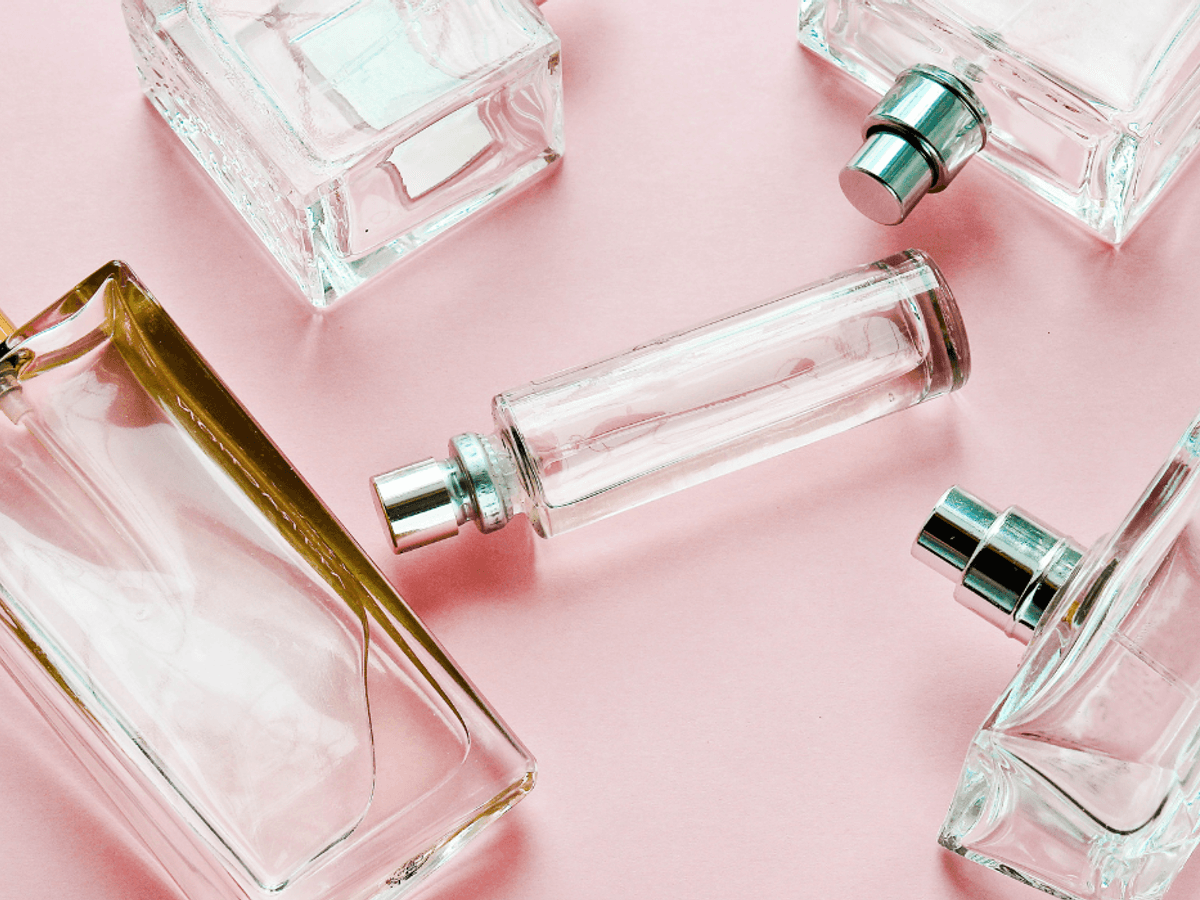 5 Parfum-Flakons.