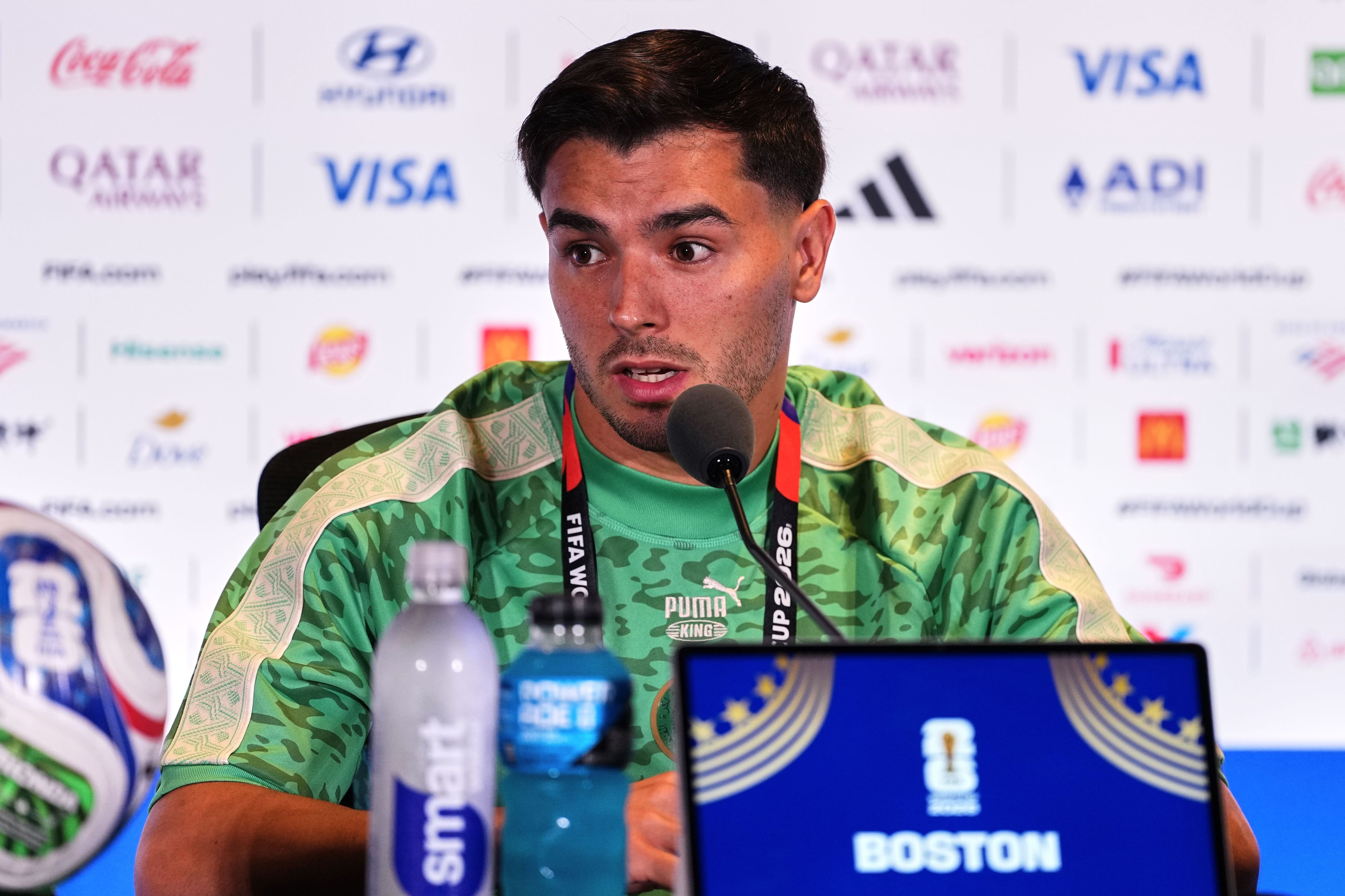 Brahim Diaz spricht während einer Pressekonferenz im Vorfeld des Fußball-WM-Viertelfinalspiels zwischen Frankreich und Marokko.