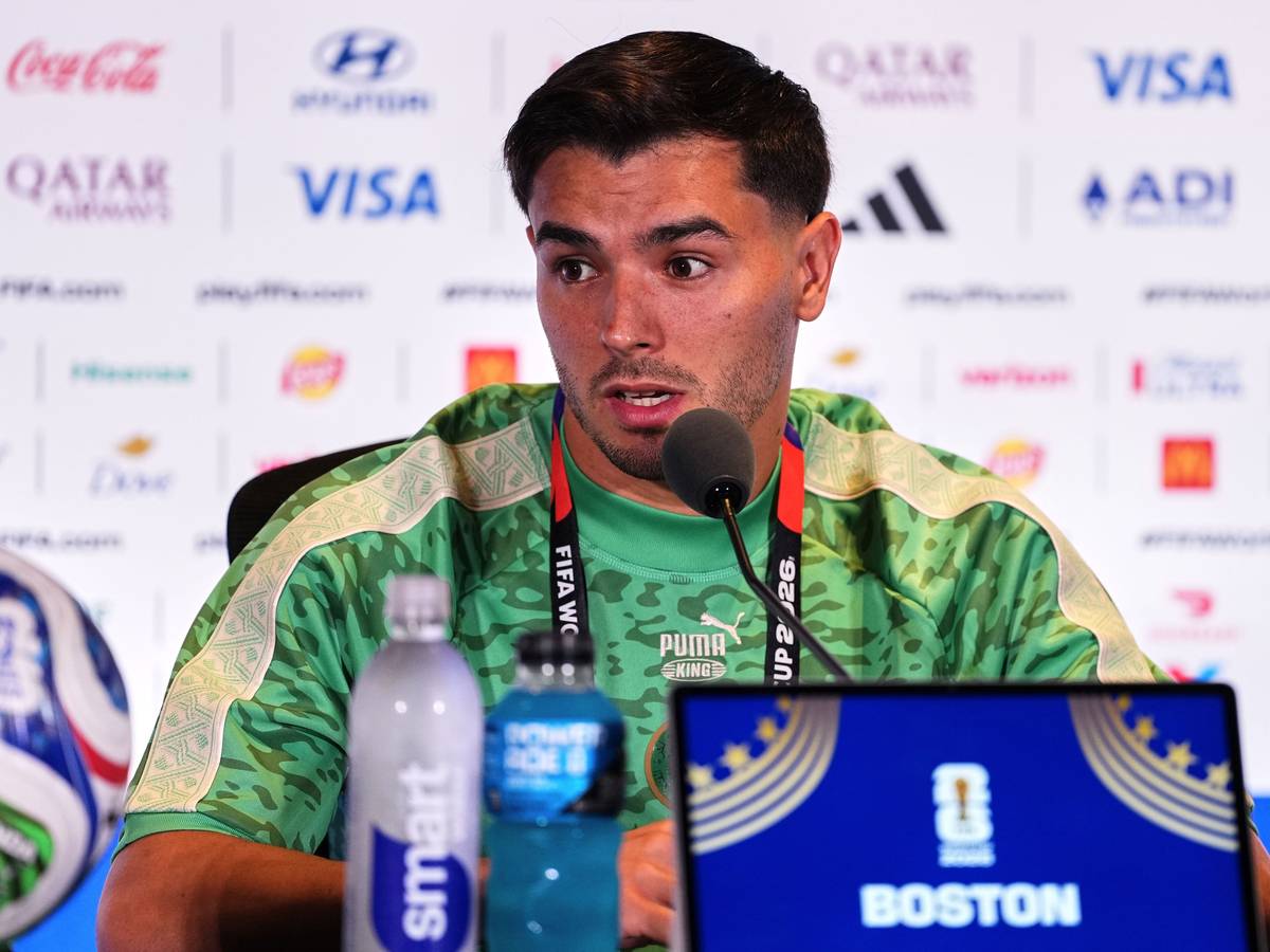 Brahim Diaz spricht während einer Pressekonferenz im Vorfeld des Fußball-WM-Viertelfinalspiels zwischen Frankreich und Marokko.