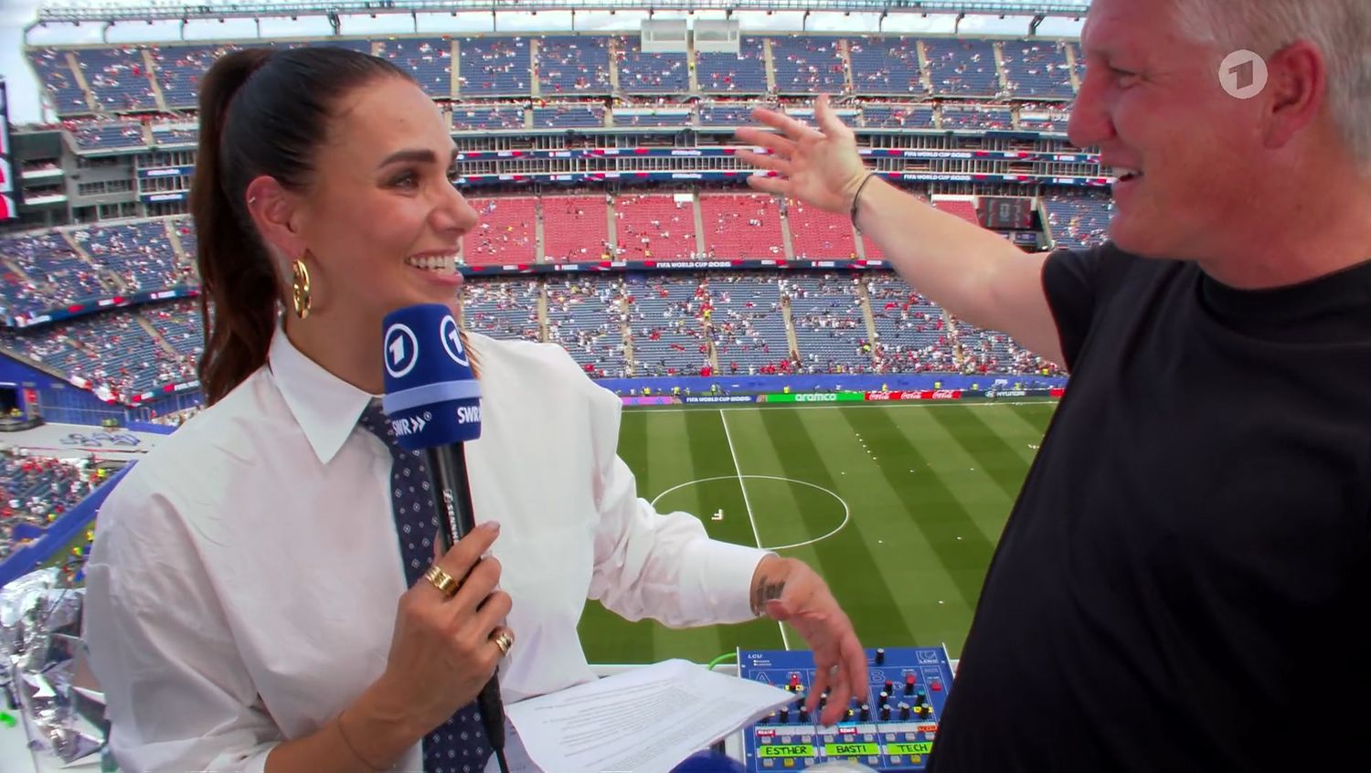 Bastian Schweinsteiger will Esther Sedlaczek umarmen.