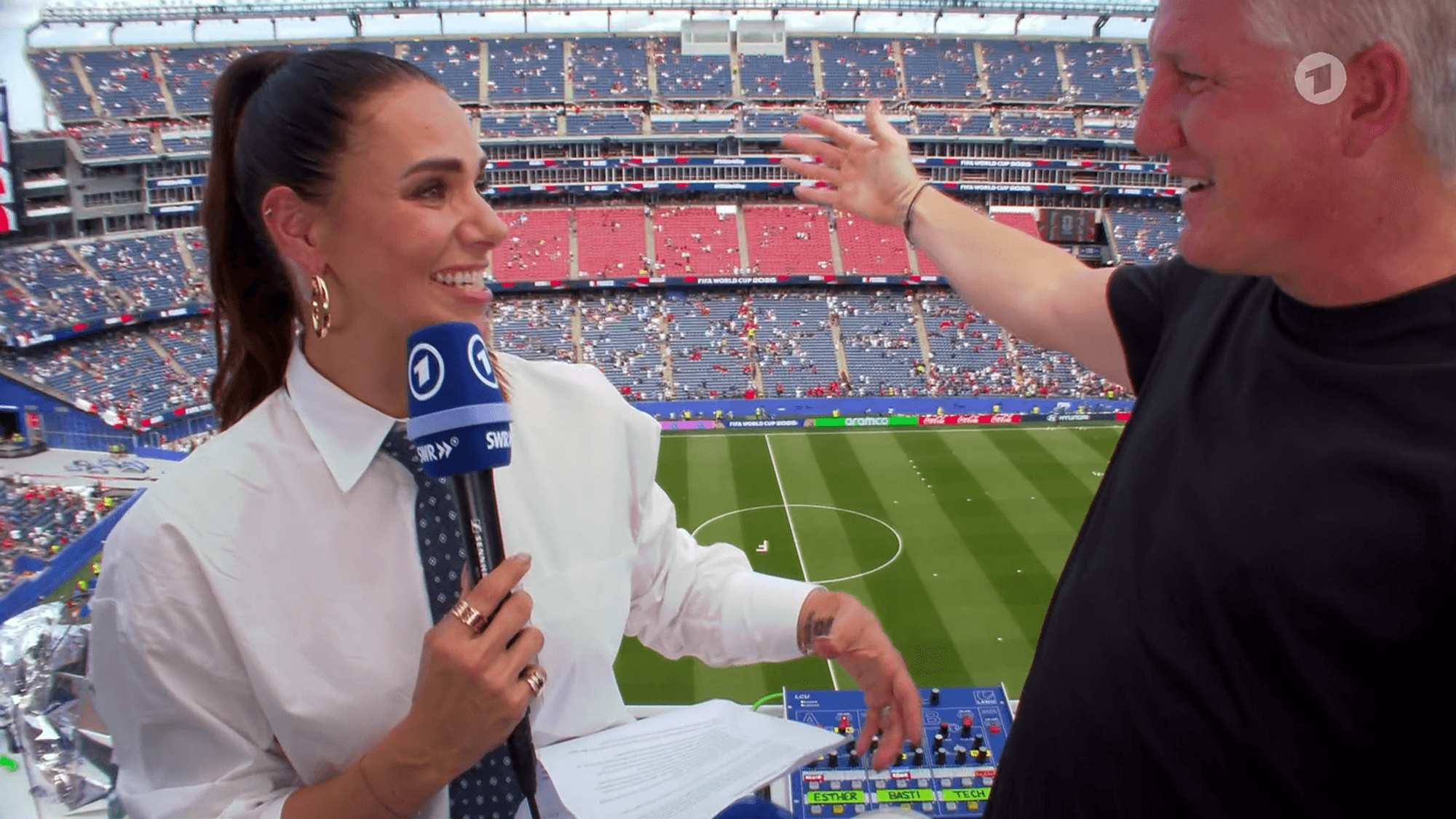 Bastian Schweinsteiger will Esther Sedlaczek umarmen.