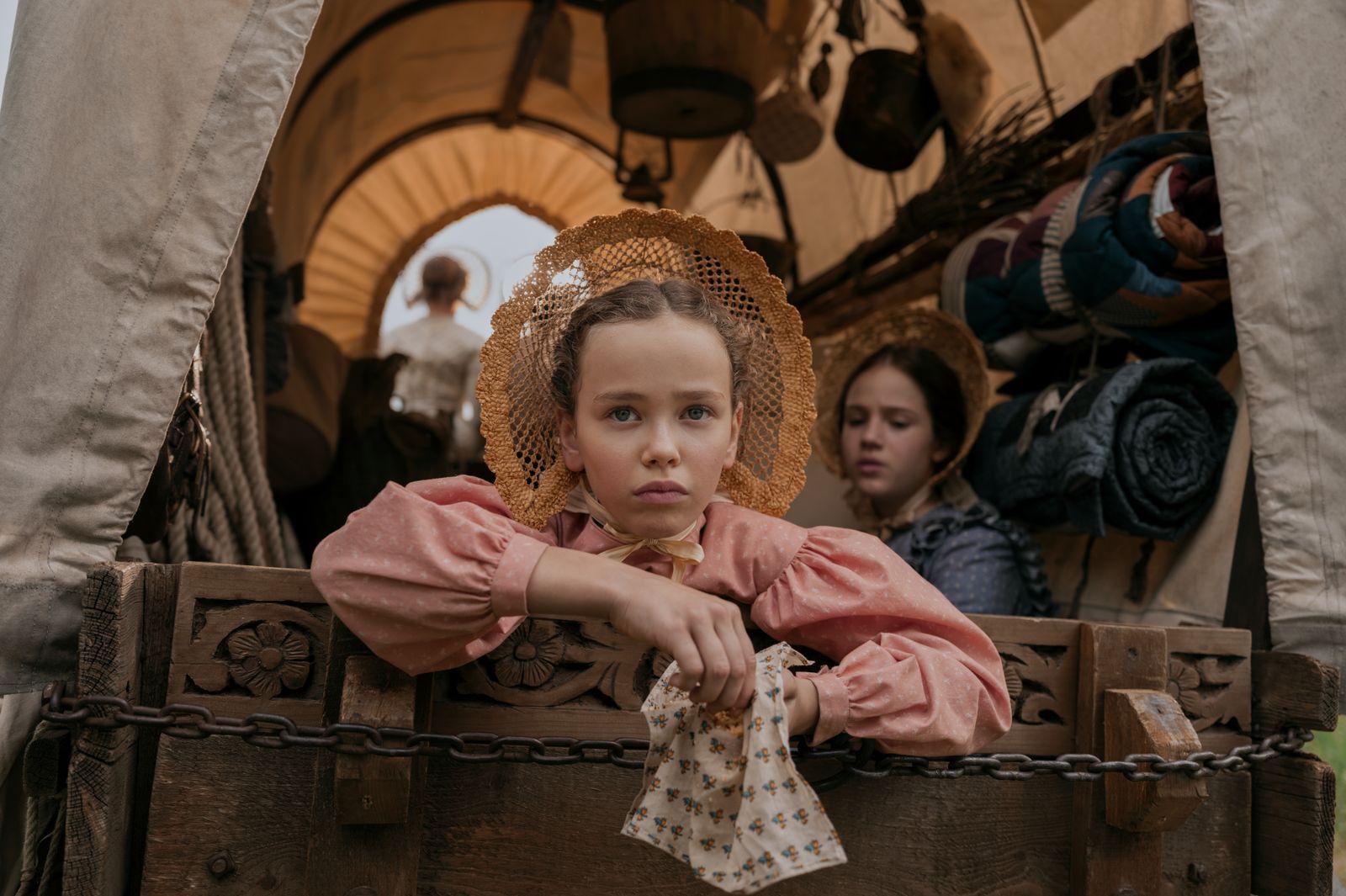 Die Schwestern Laura (Alice Halsey, vorne) und Mary (Skywalker Hughes) müssen sich in einer neuen Welt zurechtfinden.  (Bild: Eric Zachanowich/Netflix © 2026)